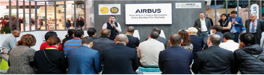 프랑스 파리에서 JBC그룹 주최로 열린 '스타트업 부스터' 행사에서 에어버스 관계자가 설명회를 하고 있다. <한국무역협회 제공>